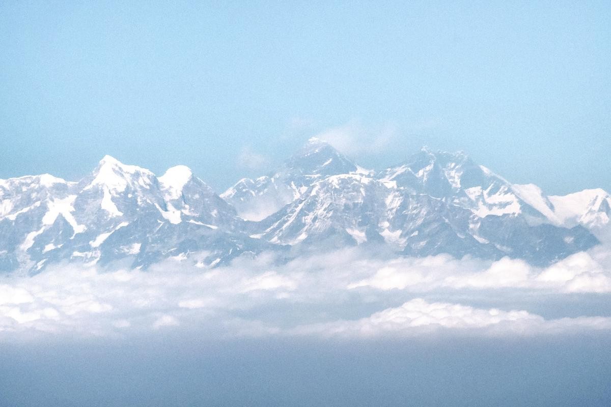 Blick aus dem Flugzeug auf das Himalaya-Gebirge mit dem Mount Everest. Eine neue Route auf einen der beliebtesten Achttausender soll mehr ausländische Bergsteigerinnen und Bergsteiger ins Himalaya locken. 