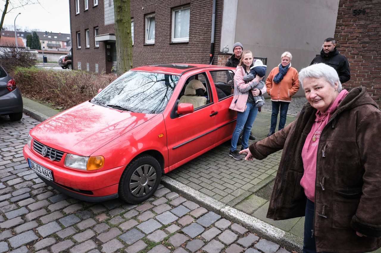Duisburg: So parkt Christel Sibbing zeigt auf den Parkplatz vor ihrer Einfahrt.