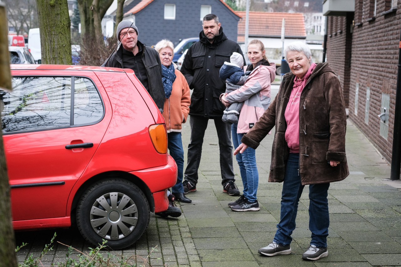 Christel Sibbing und ihre Nachbarn aus Duisburg sehen in der Parkweise keine Behinderung für Fußgänger.
