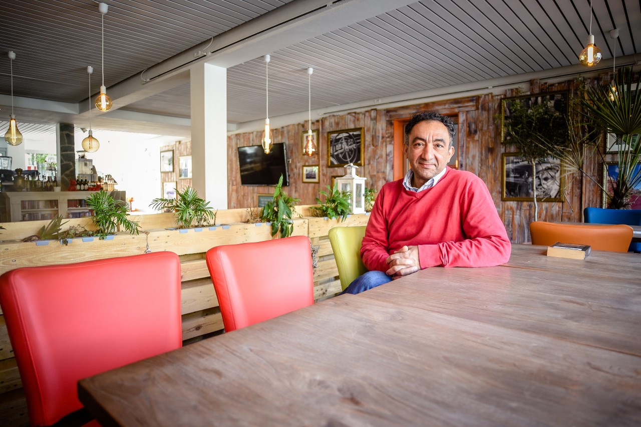 Essen: Betreiber Eyyüphan Duy öffnet jeden Tag sein Cafe für eine Gästin.