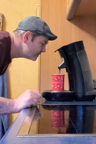 Früher war Kaffee trinken nur Gewohnheit, jetzt wird es richtig zelebriert: Behcet G. an der Kaffeemaschine., Behcet G. aus NRW genießt das Leben endlich wieder mit allen Sinnen.