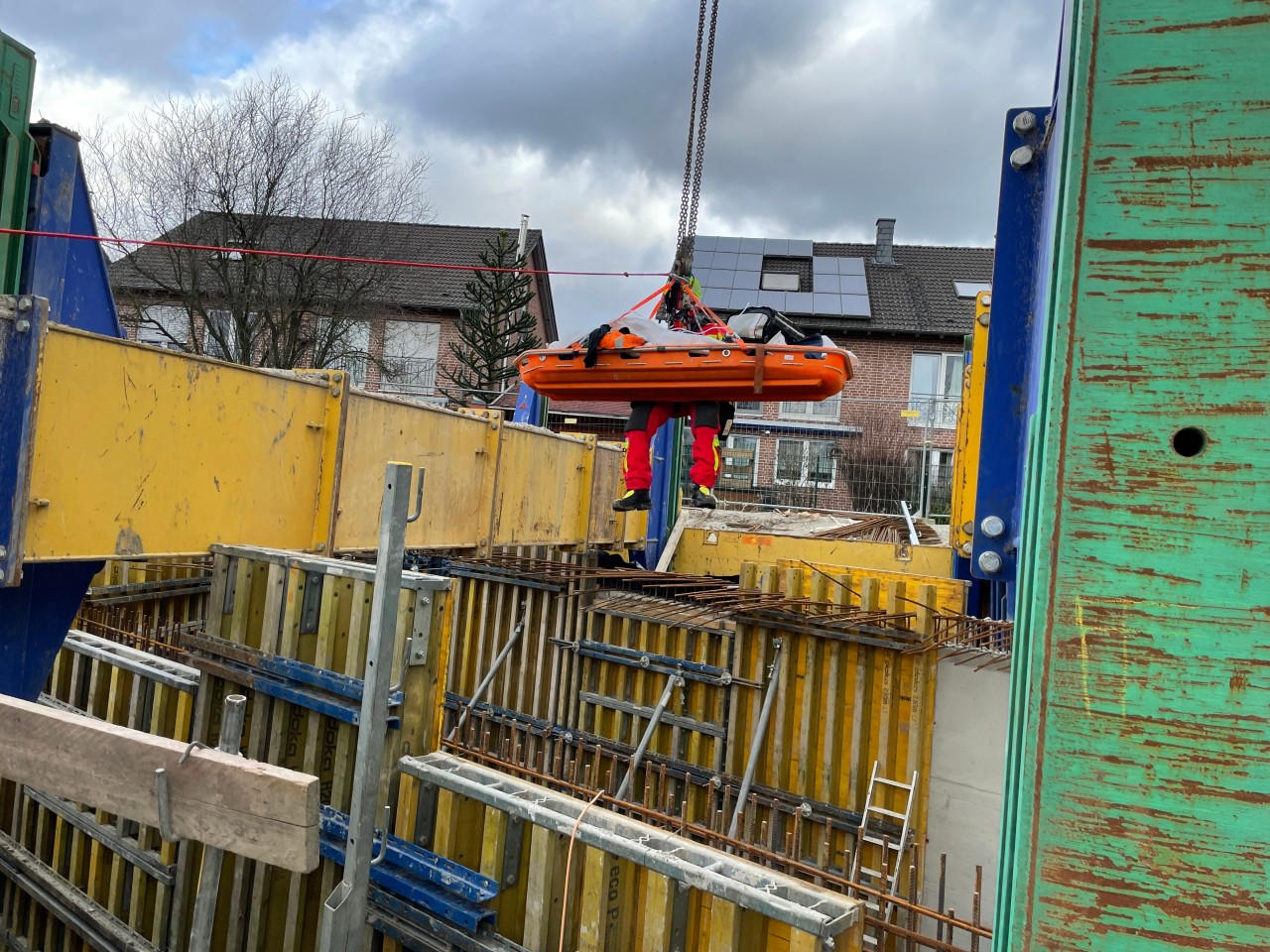 Oberhausen: Rettungskräfte bergen den schwerverletzten Bauarbeiter.