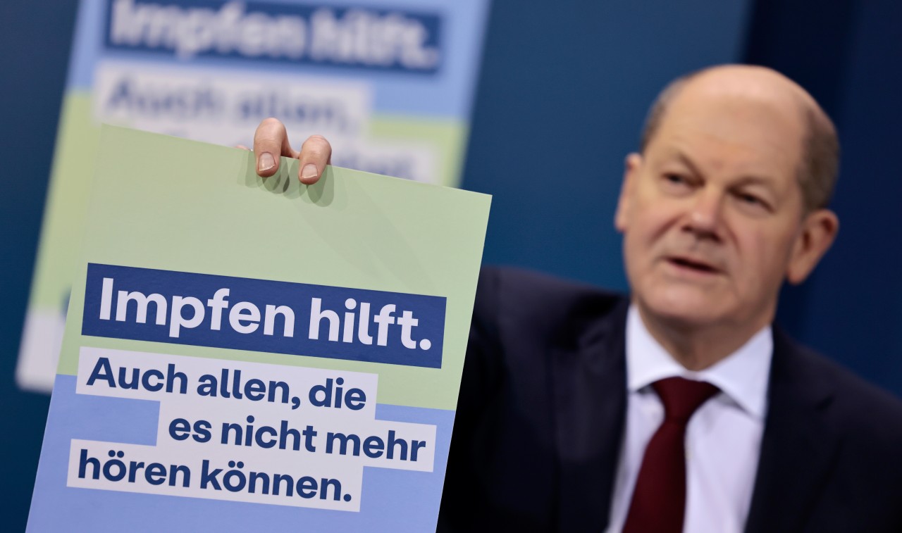 Ob diese neue Impfkampagne die Trendwende bringt? Kritiker höhnten: Die Plakate, die Olaf Scholz in die Kameras hielt, würden aussehen wie Sanifair-Wertbons. 