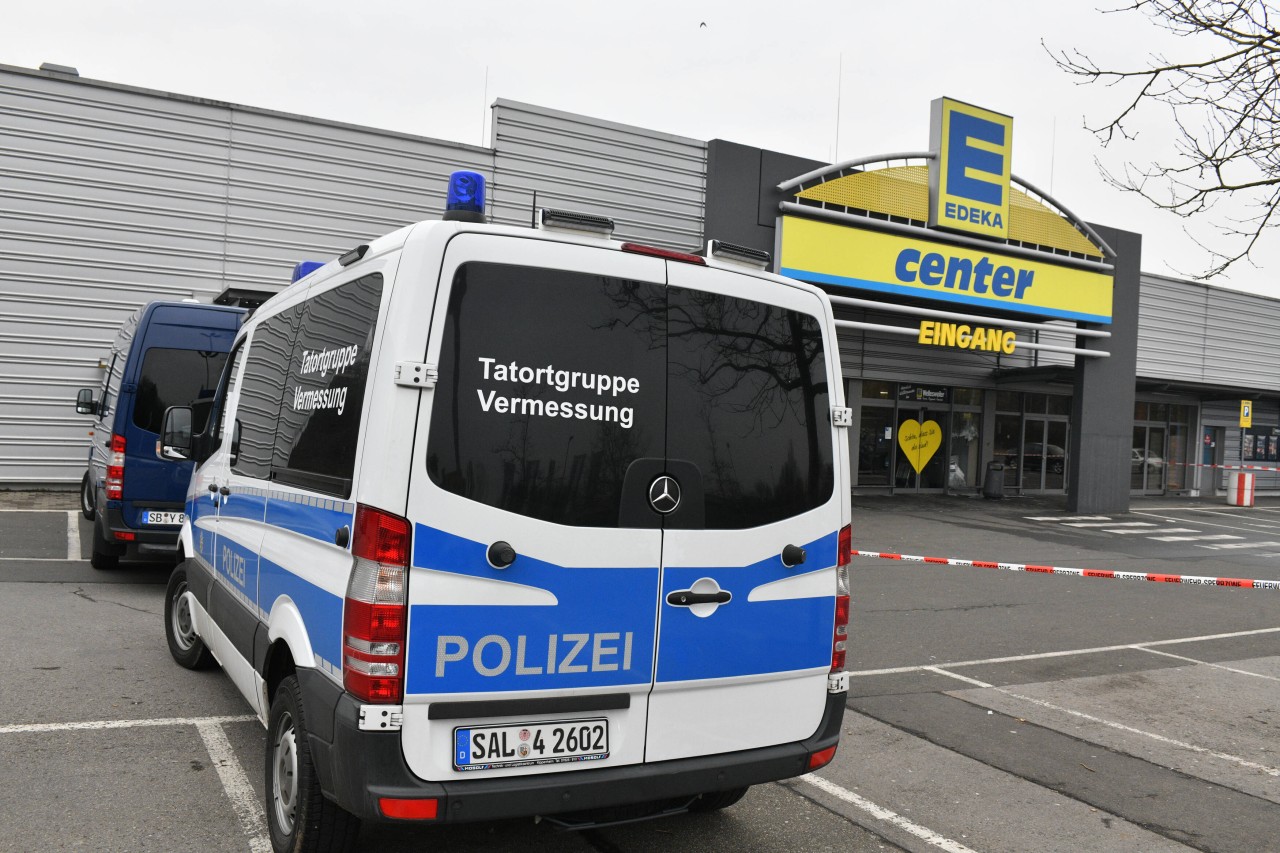 Polizeieinsatz in einem Edeka bei Stuttgart! Ein Streit zwischen Kunden und Mitarbeitern wegen der Öl-Rationierung drohte zu eskalieren. (Symbolbild)