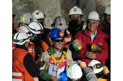 Der bolivianische Minenarbeiter Carlos Mamani Solis steigt als Vierter aus der Kapsel.