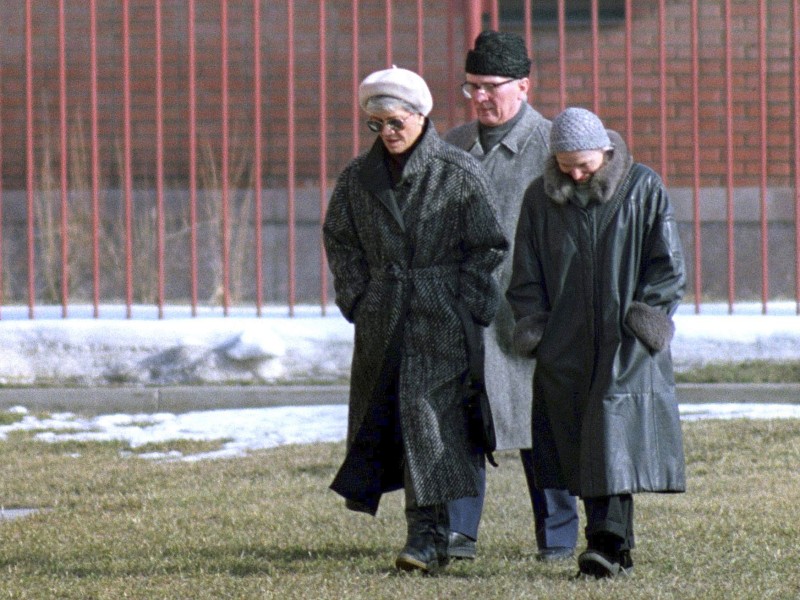 Nach dem Mauerfall und der Wiedervereinigung hatten sie und ihr Mann zunächst in Moskau Zuflucht gefunden. Das Bild zeigt das Ehepaar Honecker und eine unbekannte Frau im März 1992 auf dem Gelände der chilenischen Botschaft in Moskau. Erich Honecker wurde 1992 ausgeliefert und in Berlin vor Gericht gestellt. Margot Honecker siedelte nach Santiago de Chile über, wo ihre Tochter Sonja lebte, die noch zu DDR-Zeiten einen Exil-Chilenen geheiratet hatte.