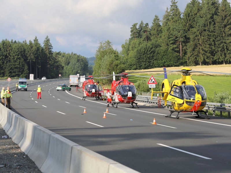 Die A9 wurde in beiden Fahrtrichtungen gesperrt, so dass vier Rettungshubschrauber auf der Fahrbahn landen konnten.