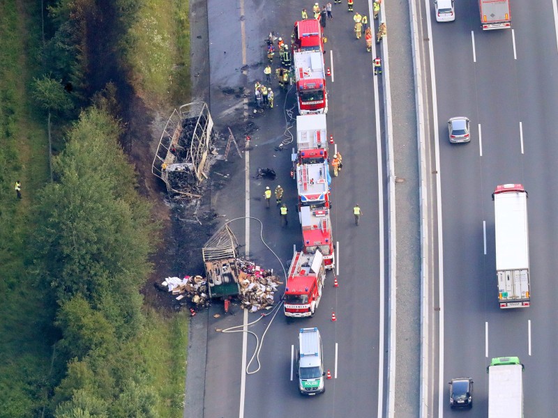 Das Luftbild zeigt die Unfallstelle auf der Autobahn A9 bei Münchberg.