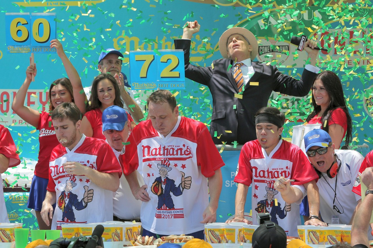 Joey Chestnut (Mitte) gewinnt das Wettessen. Glücklich sehen die Teilnehmer nicht aus.