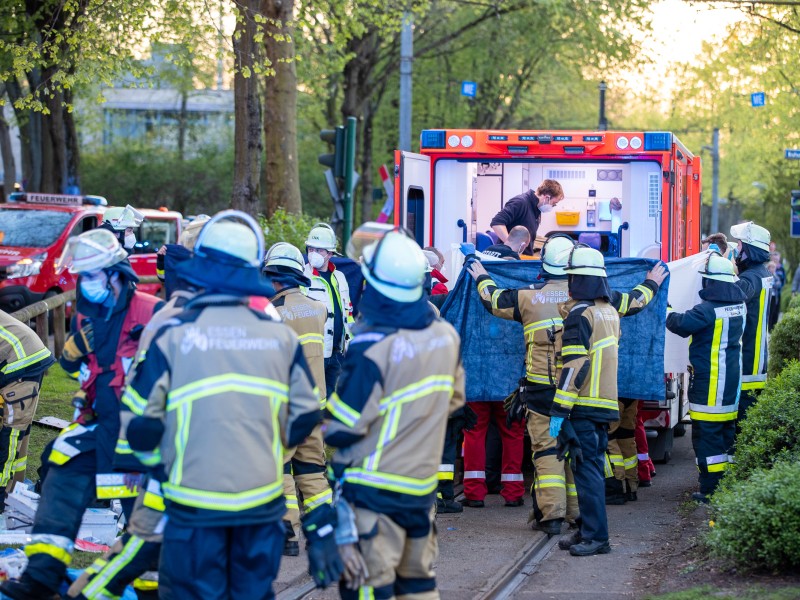 Die Feuerwehr Essen war mit einem Großaufgebot vor Ort.