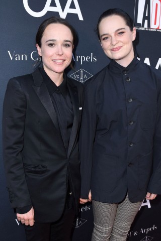 „Kann es nicht glauben, dass ich diese außergewöhnliche Frau nun meine Ehefrau nennen kann“: Diese Worte postete die kanadische Schauspielerin Ellen Page („Juno“, „X-Men“) auf ihrer Instagram-Seite. Sie hat im Januar 2018 ihre Partnerin, die kanadische Tänzerin und Choreografin Emma Portner, geheiratet. Am Valentinstag 2014 hat sich Ellen Page auf einer Konferenz der Human Rights Campaign – der größten Organisation von Lesben, Schwulen, Bisexuellen und Transgendern (LGBT) in den USA – zu ihrer Homosexualität bekannt.