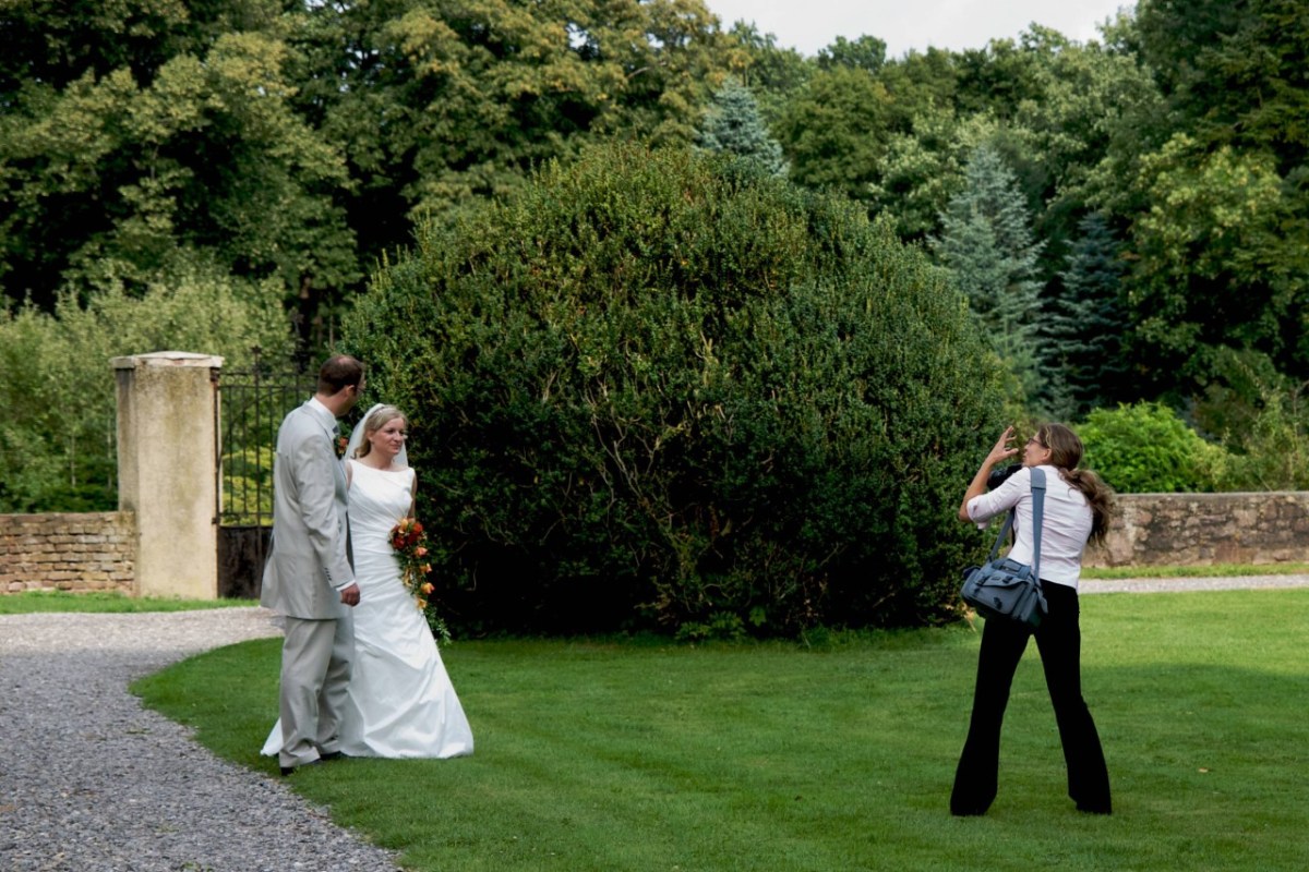 Für ihre Hochzeit will die Braut eine Fotografin engagieren. Doch der stellen sich bei dem Angebot die Nackenhaare auf. (Symbolbild)