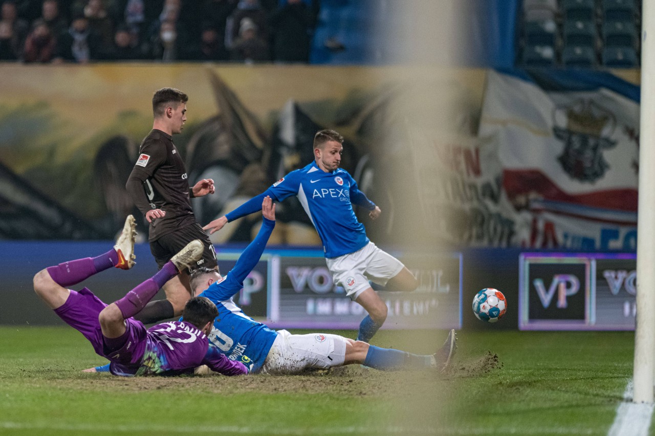 FC Schalke 04 hat doppelt Grund zu jubeln. Ex-Knappe Nico Neidhart trifft gegen St. Pauli und klaut den Hanseaten die drei Punkte.