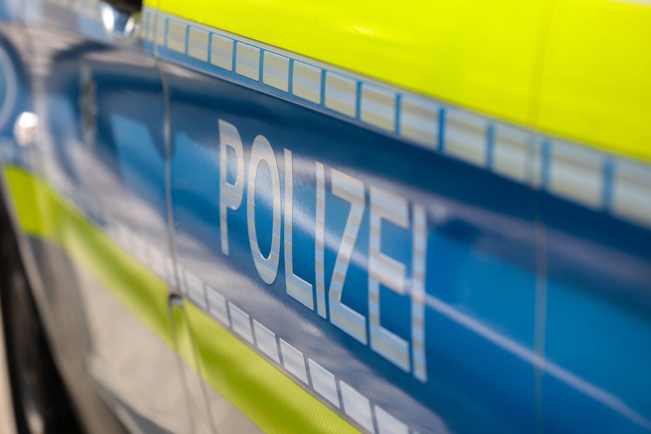 In Duisburg ging am Wochenende eine Gruppe von Männern auf die Polizei los. (Symbolbild)