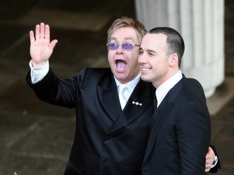 Auch der britische Sänger Elton John und David Furnisher haben es bereits getan. 