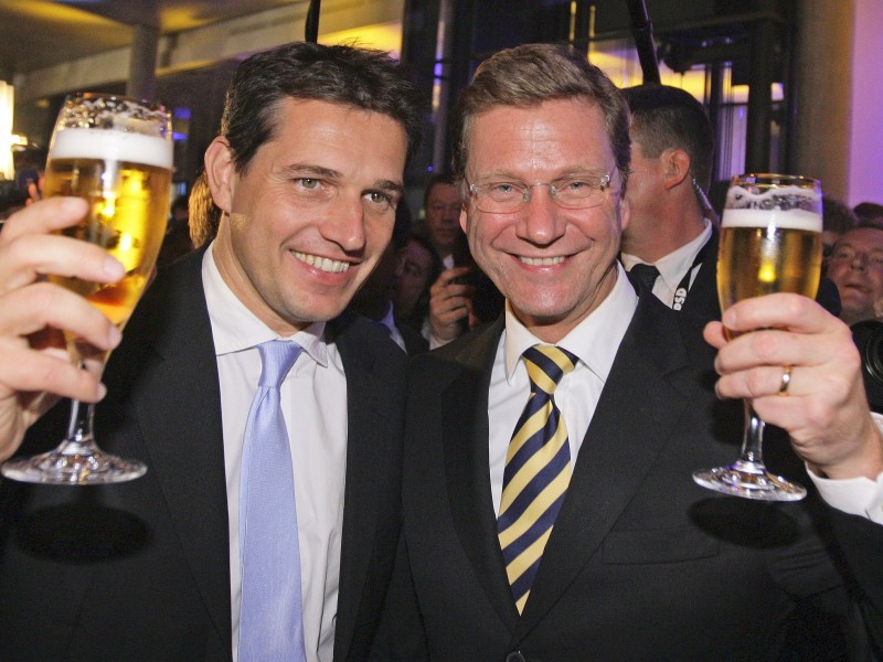 Der verstorbene FDP-Politiker Guido Westerwelle (r.) feierte im Jahr 2010 mit seinem langjährigen Lebensgefährten Michael Mronz die eingetragene Lebenspartnerschaft. 