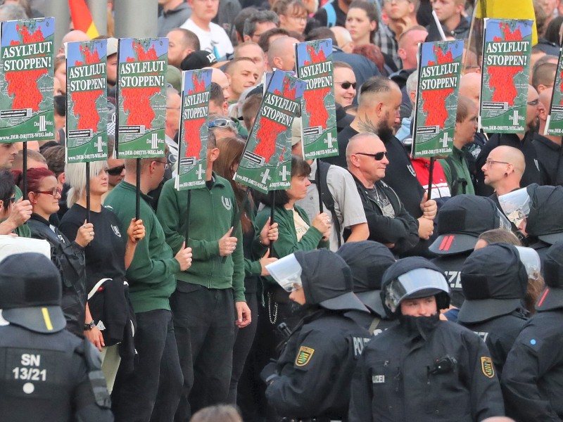 Rechte Demonstranten hielten Schilder mit der Aufschrift: „Asylflut stoppen“ in die Höhe.