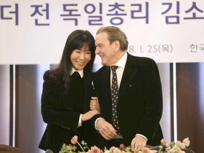 Verliebt ist er: Ex-Bundeskanzler Gerhard Schröder (SPD) hat nach Medienberichten offenbar seiner südkoreanischen Verlobten Soyeon Kim das Jawort gegeben. Für den Altbundeskanzler wäre es die fünfte Ehe. Wir zeigen, welchen Frauen er in der Vergangenheit die Treue versprach. 