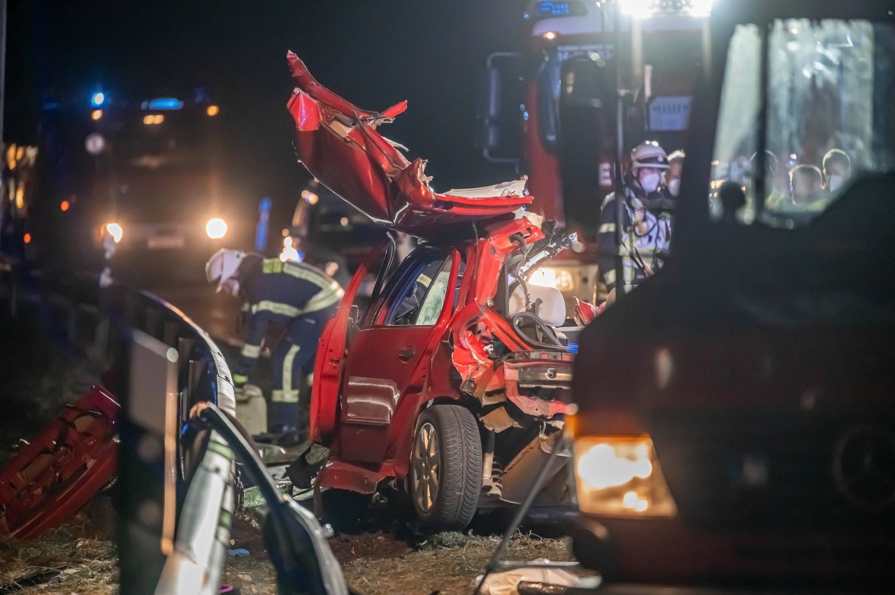 Horror! Nach einem Zusammprall mit dem Gegenverkehr starb ein junges Pärchen am Samstagabend.