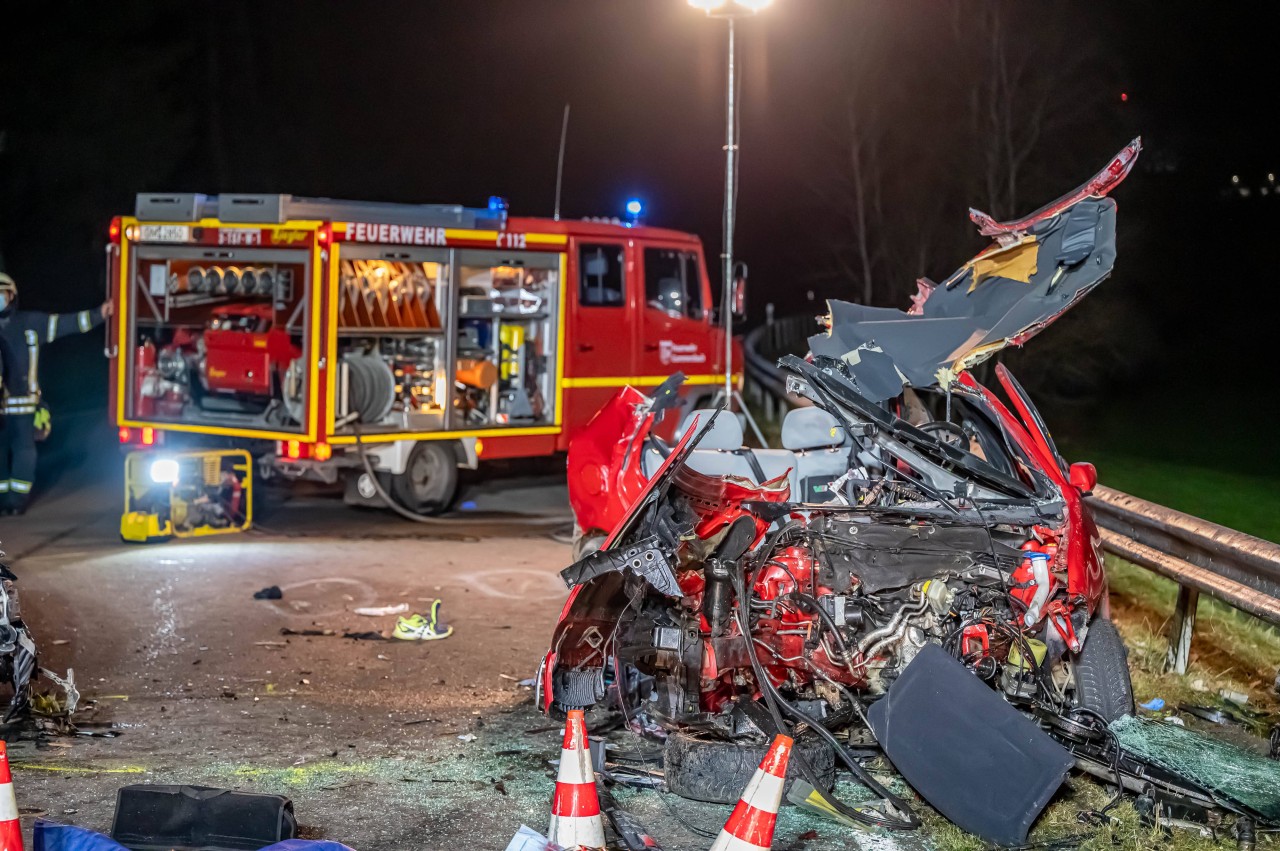 Der rote Skoda der Unfallopfer nach dem Zusammenstoß. Beide Insassen starben.