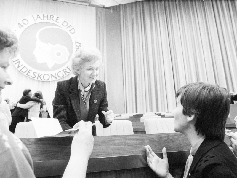 Margot Honecker beim XII. Bundeskongress des Demokratischen Frauenbundes Deutschlands.