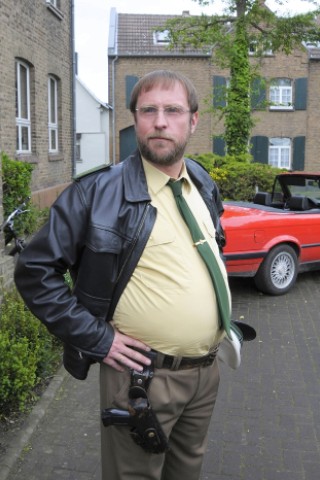 Bjarne Mädel als Dorfpolizist in der Serie "Mord mit Aussicht".