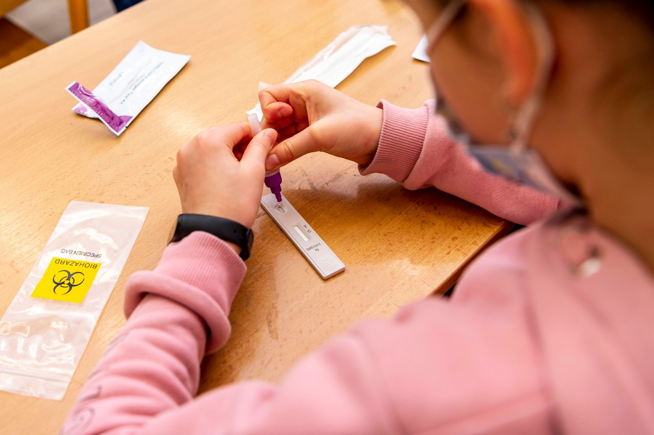 Direkt am Montag müssen sich alle Schüler in NRW selbst testen. (Symbolbild)