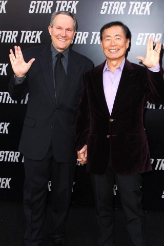 In Kalifornien wurde das Verbot gleichgeschlechtlicher Ehen 2008 aufgehoben. Star-Trek-Schauspieler George Takei (r.) („Mister Sulu“)und Manager Brad Altman waren die ersten, die in West-Hollywood die Eheschließung beantragten. Nach 21 Jahren Liebesbeziehung heiratete das Paar 2008.