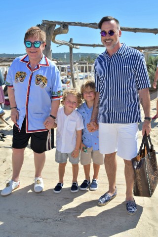 Seit 1993 ist Elton John mit seinem heutigen Ehemann David Furnish zusammen. Sie heirateten 2014, am ersten Tag, an dem Ehen zwischen gleichgeschlechtlichen Partnern in Großbritannien möglich wurden. Das Paar lebt heute mit zwei Söhnen von Leihmüttern in Los Angeles. 