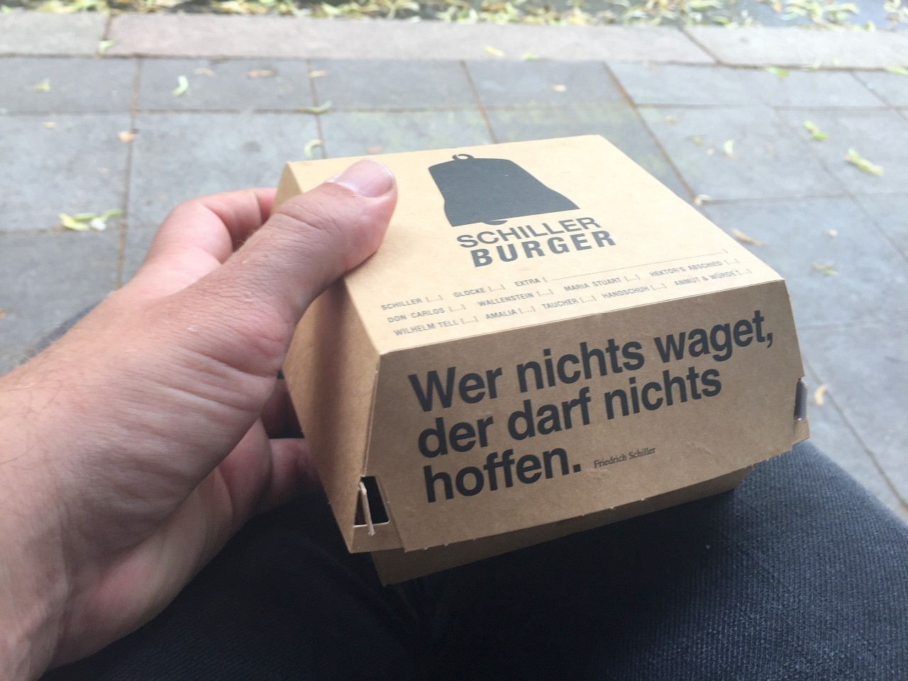 „Wer nichts waget, der darf nichts hoffen“, steht auf der Currywurstburgerverpackung – und wie wir wagen!