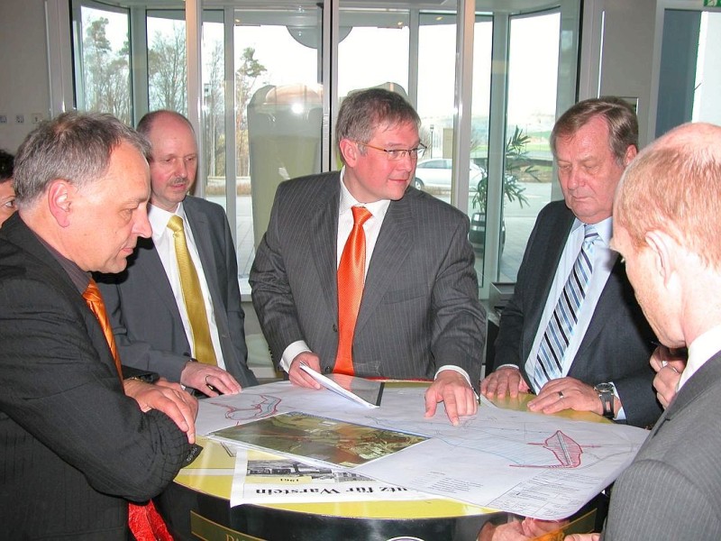 Unterzeichnung Nutzungsvertrag Warsteiner Brauerei, Albert Cramer, und Kreis Soest, Landrätin Eva Irrgang, für zwei Regenrückhaltebecken am Wideybach im April 2009. 