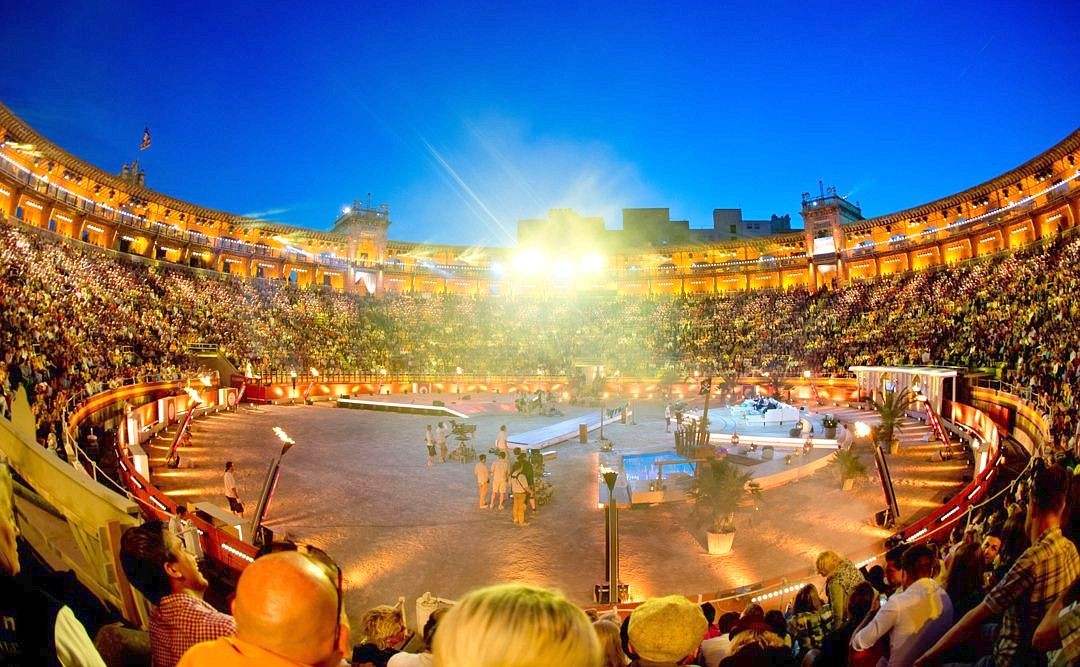 ...eindrucksvolle Kulisse: die Stierkampfarena Coliseo Balear. Zu Gast waren...