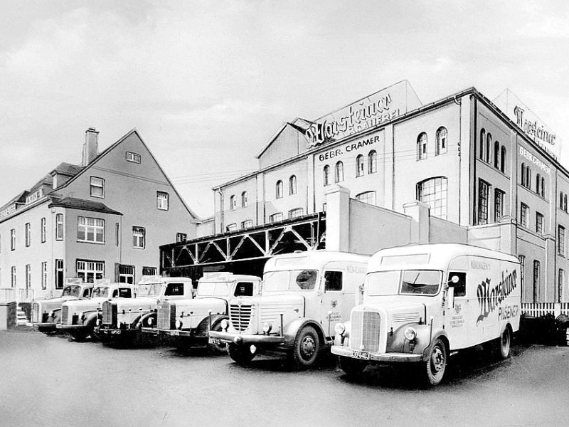 Alte Lkw vor der Warsteiner Brauerei.