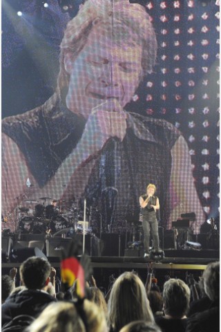 Jon Bon Jovi und Band in der Düsseldorfer Arena. Foto: Kai Kitschenberg/ WAZ FotoPool