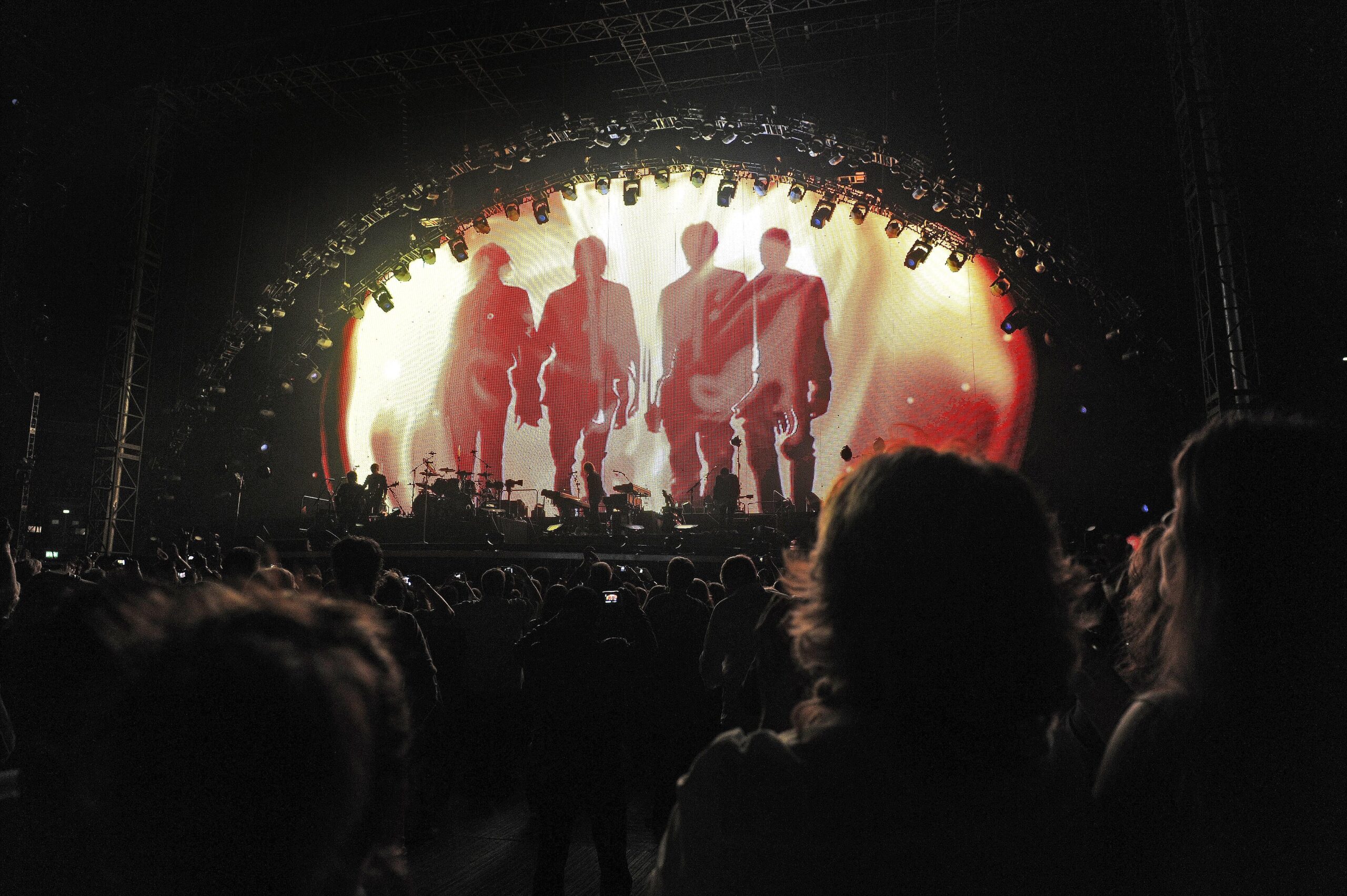 Jon Bon Jovi und Band in der Düsseldorfer Arena. Foto: Kai Kitschenberg/ WAZ FotoPool