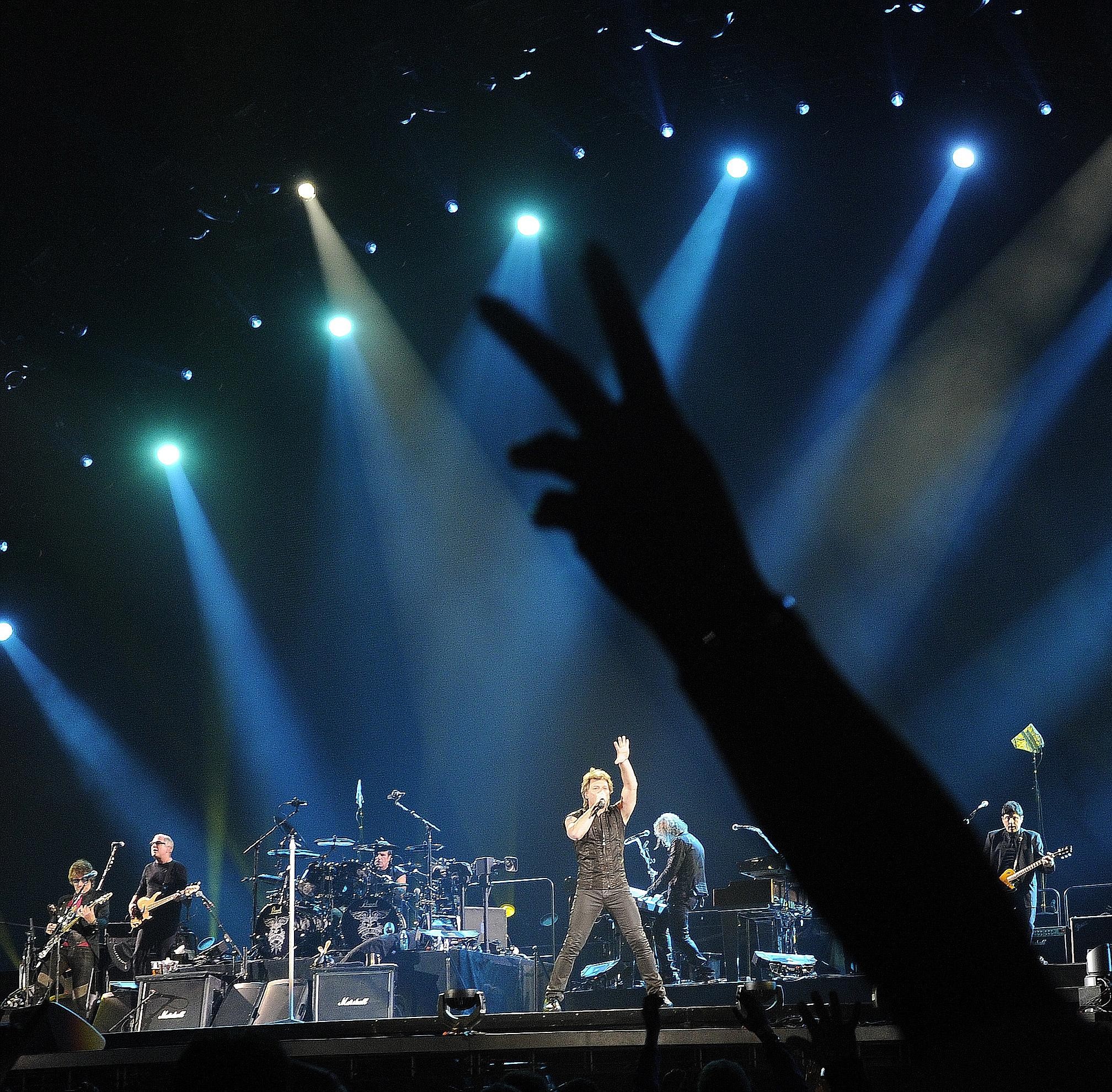 Jon Bon Jovi und Band in der Düsseldorfer Arena. Foto: Kai Kitschenberg/ WAZ FotoPool