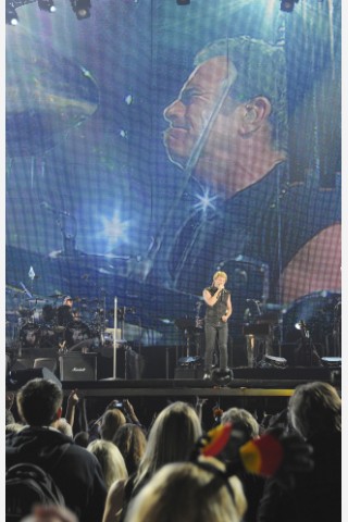 Jon Bon Jovi und Band in der Düsseldorfer Arena. Foto: Kai Kitschenberg/ WAZ FotoPool