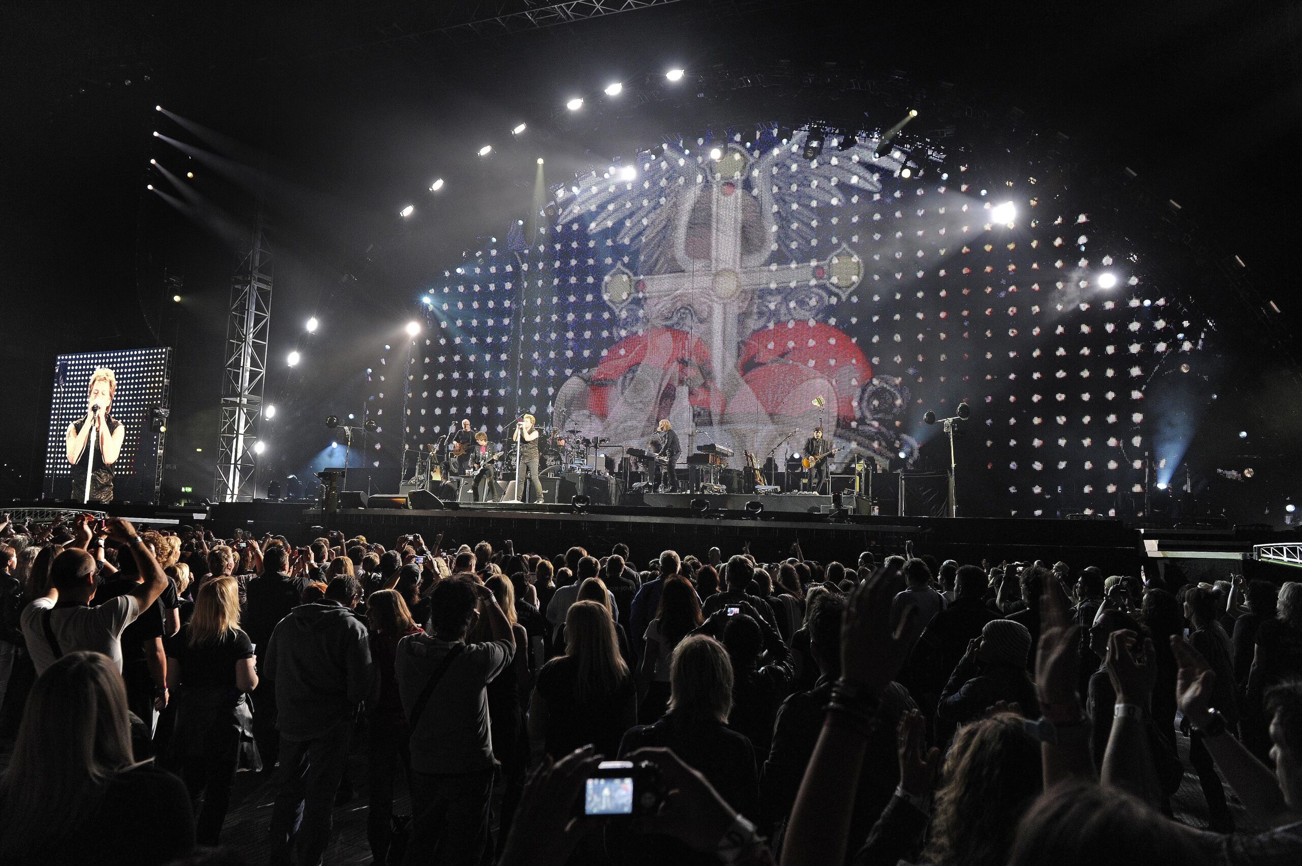 Jon Bon Jovi und Band in der Düsseldorfer Arena. Foto: Kai Kitschenberg/ WAZ FotoPool