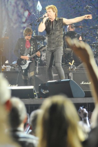 Jon Bon Jovi und Band in der Düsseldorfer Arena. Foto: Kai Kitschenberg/ WAZ FotoPool