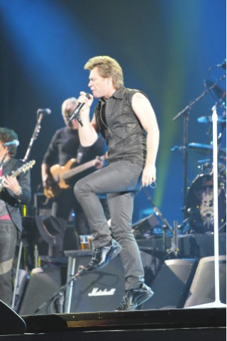 Jon Bon Jovi und Band in der Düsseldorfer Arena. Foto: Kai Kitschenberg/ WAZ FotoPool