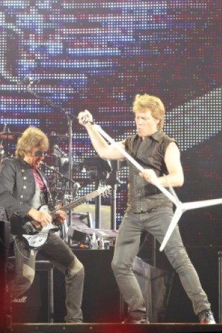 Jon Bon Jovi und Band in der Düsseldorfer Arena. Foto: Kai Kitschenberg/ WAZ FotoPool