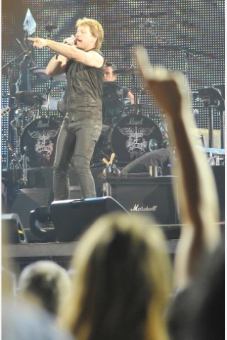 Jon Bon Jovi und Band in der Düsseldorfer Arena. Foto: Kai Kitschenberg/ WAZ FotoPool