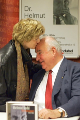 Maike Kohl-Richter und Helmut Kohl heirateten im Mai 2008. Kohls Söhne aus erster Ehe, Walter und Peter Kohl, waren nicht zur Hochzeit eingeladen. Das Foto zeigt das Paar im November 2005 bei einer Autogrammstunde in Berlin.