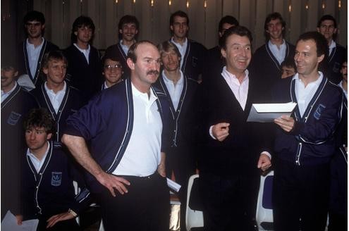 Mit Peter Alexander nehmen Franz Beckenbauer und Co-Trainer Horst Köppel das WM-Lied für die WM 1986 in Mexiko auf.