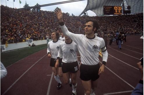 Kapitän Franz Beckenbauer und seine Mitspieler begeben sich auf die Ehrenrunde durch das Olympiastadion.