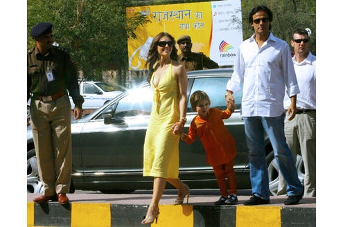 ...Schauspielerin Liz Hurley und ihr indischer Ehemann Arun Nayar (2.v.r) sowie ...
