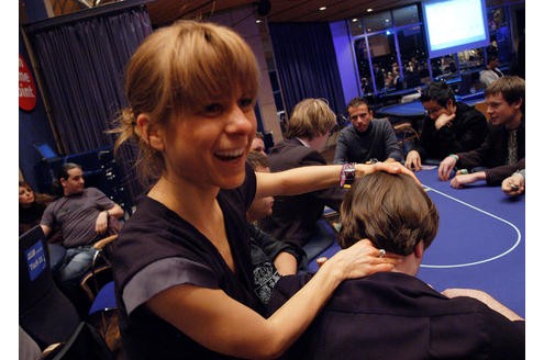 EPT Pokerturnier im Casino Hohensyburg in Dortmund, die Münchner Physiotherapeutin Steffi macht die Zocker wieder fit