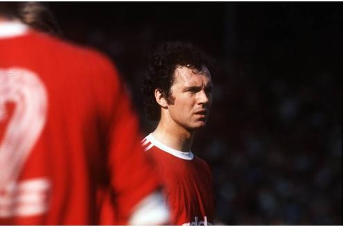 In der Saison 1976/77 geht Beckenbauers Spielerzeit bei den Bayern zu Ende. Nicht jedoch ohne ein denkwürdiges Spiel im Ruhrgebiet. Bayern liegt in Bochum nach 53 Minuten 0:4 zurück und gewinnt noch 6:5.