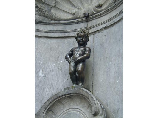 Mehr als 50 Mal im Jahr verkleiden die Brüsseler ihre pinkelnde Kultfigur. An einigen Tagen darf Manneken Pis auch einfach Manneken Pis sein. (Foto: Carla Juhre)