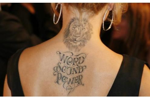 Ebenfalls im Nacken sitzt dieses opulente Tattoo.